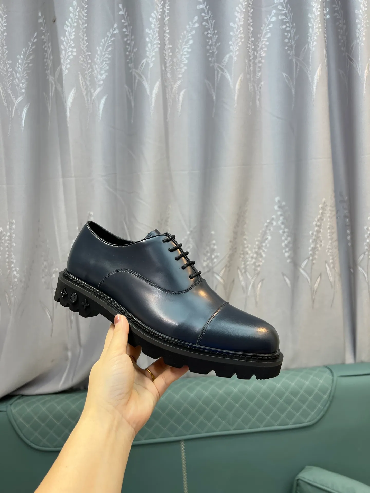 Men's shoes 💰820 [LV] - High-end quality - Upper: 🔝 tumbled cowhide, Nappa cowhide, brand logo sewn on shoe body - Lining: cowhide, foot pads; water-dyed cowhide - Outsole: TPR·rubber foam; two-color molded outsole -Super high quality control·Fine workmanship: highlighted (high-end·luxury·grade) -Size: 39-44 (38 45 can be customized)
